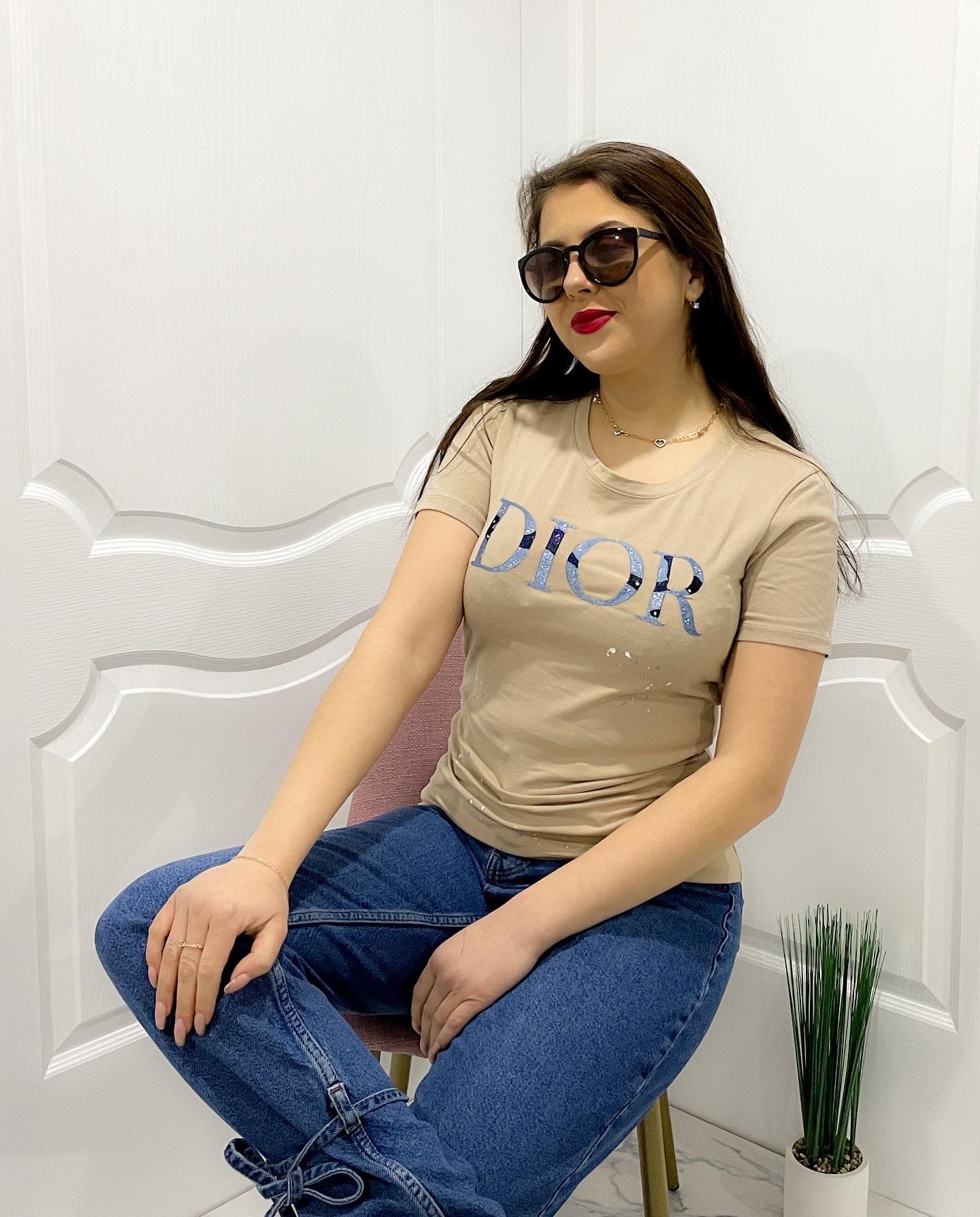 Бежова тениска с цветен надпис