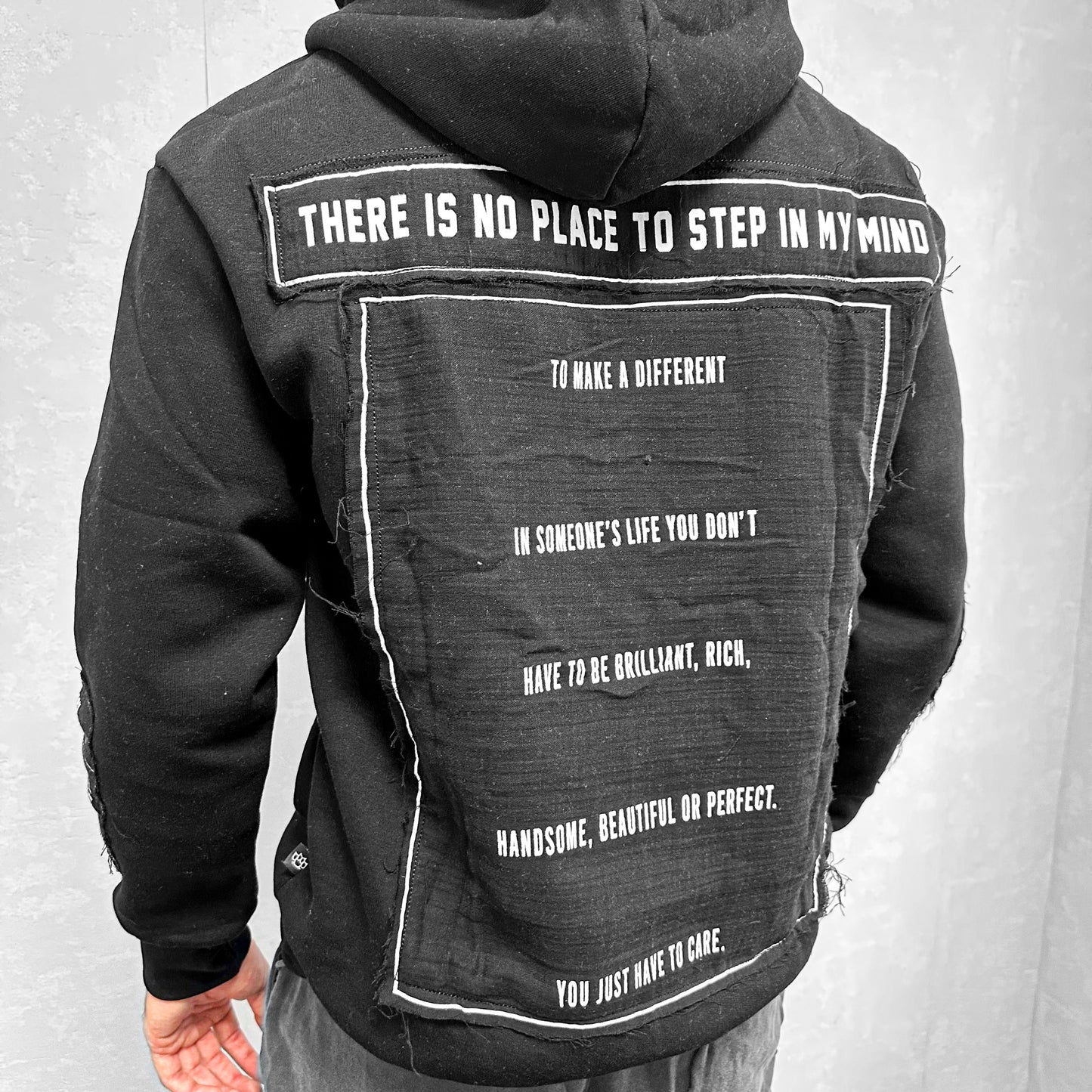 Мъжки черен суитшърт "My Mind"