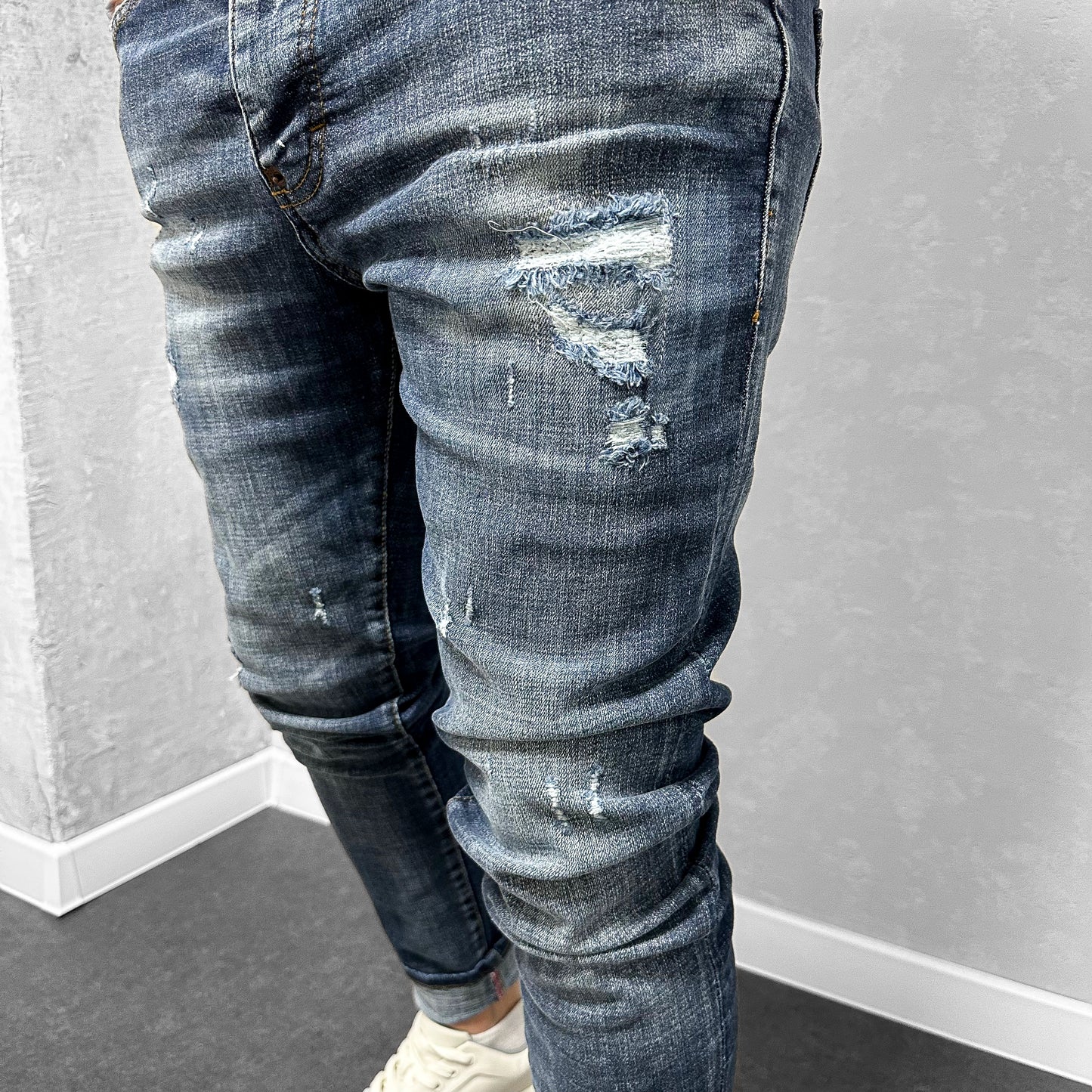 Мъжки изчистени дънки с леки накъсвания "Artem"