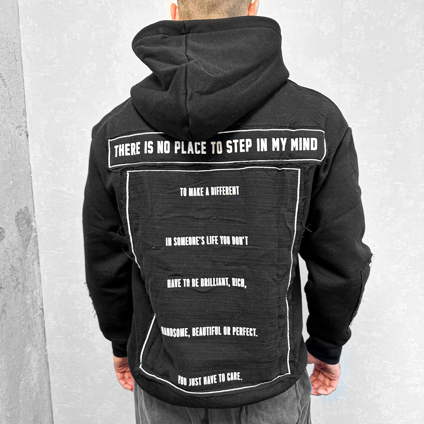 Мъжки черен суитшърт "My Mind"