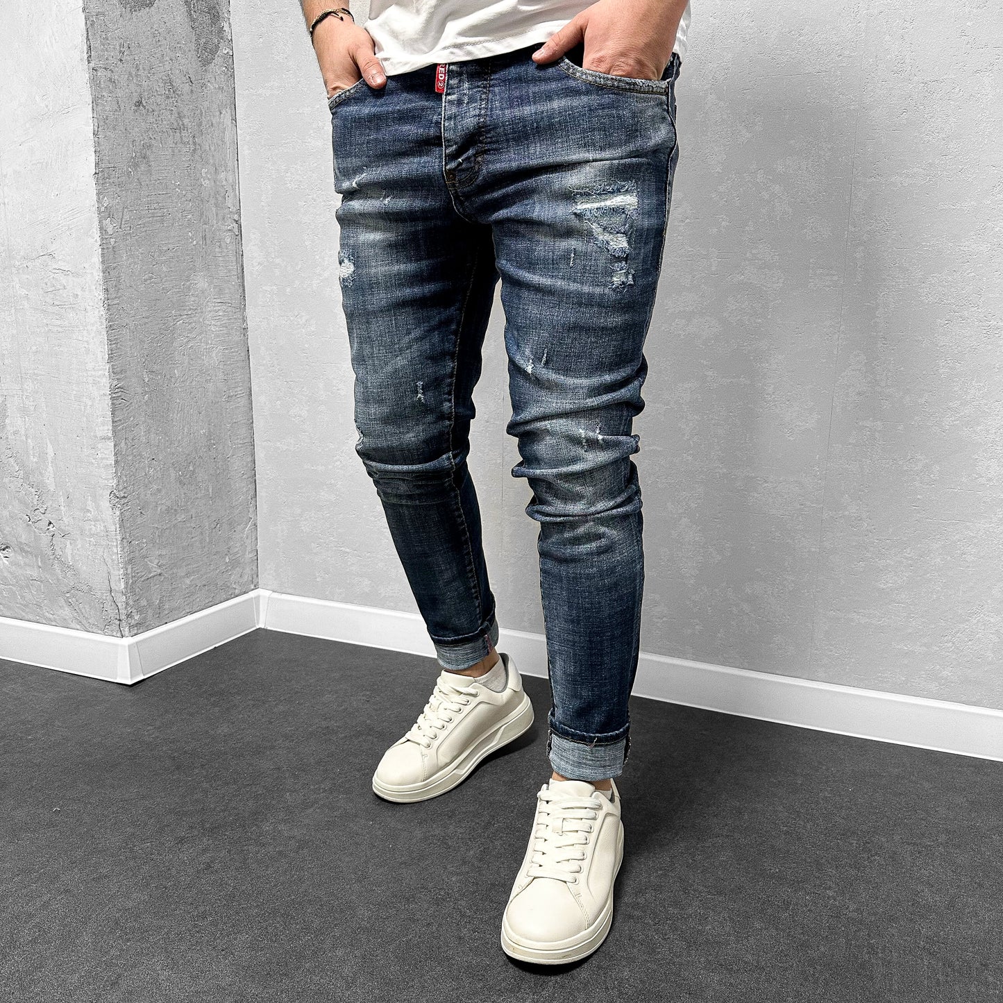 Мъжки изчистени дънки с леки накъсвания "Artem"